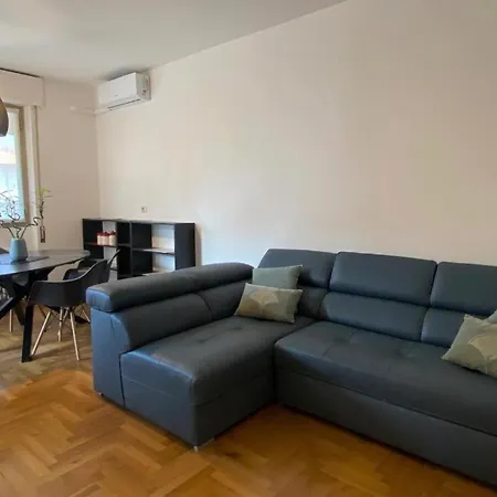 The Charme - Modern In With Balcony