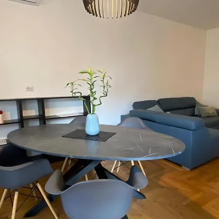 The Charme - Modern In With Balcony *