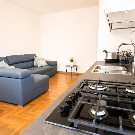 The Charme - Modern In With Balcony Como