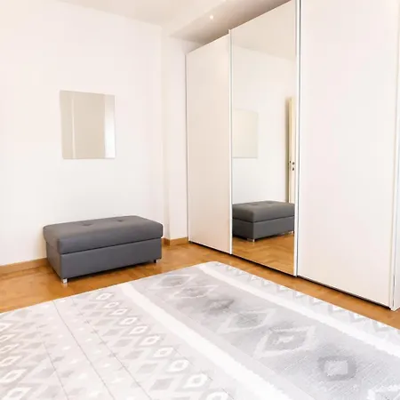 The Charme - Modern In With Balcony Como