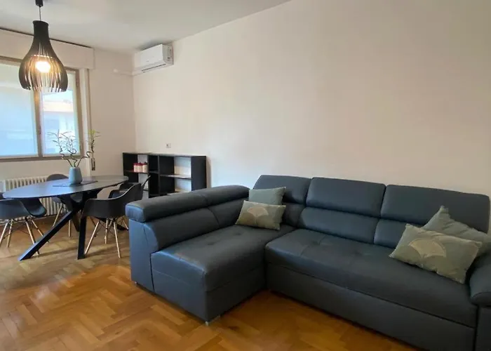 The Charme - Modern In With Balcony