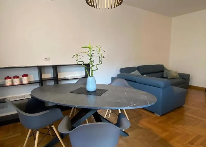 The Charme - Modern In With Balcony *
