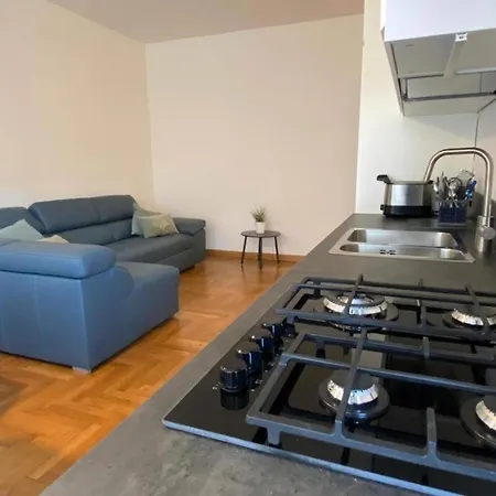 The Charme - Modern In With Balcony Como